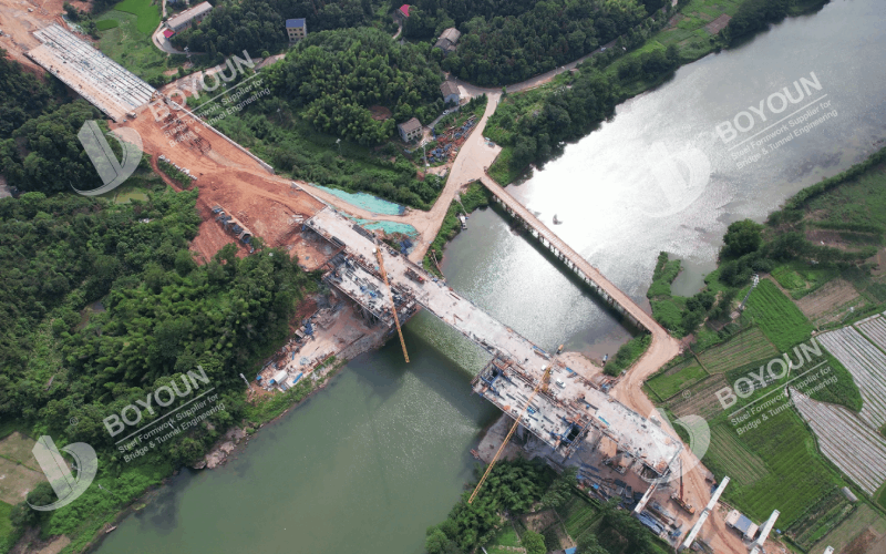 Cantilever Form Traveler Project untuk Lu River Expressway Bridge di Lilou