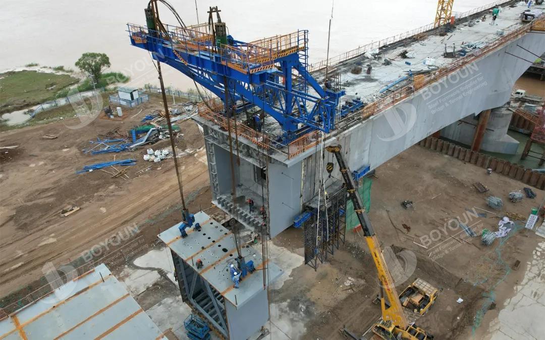 Perbandingan antara tiang pembatas dan tiang penyangga di anjungan mesin