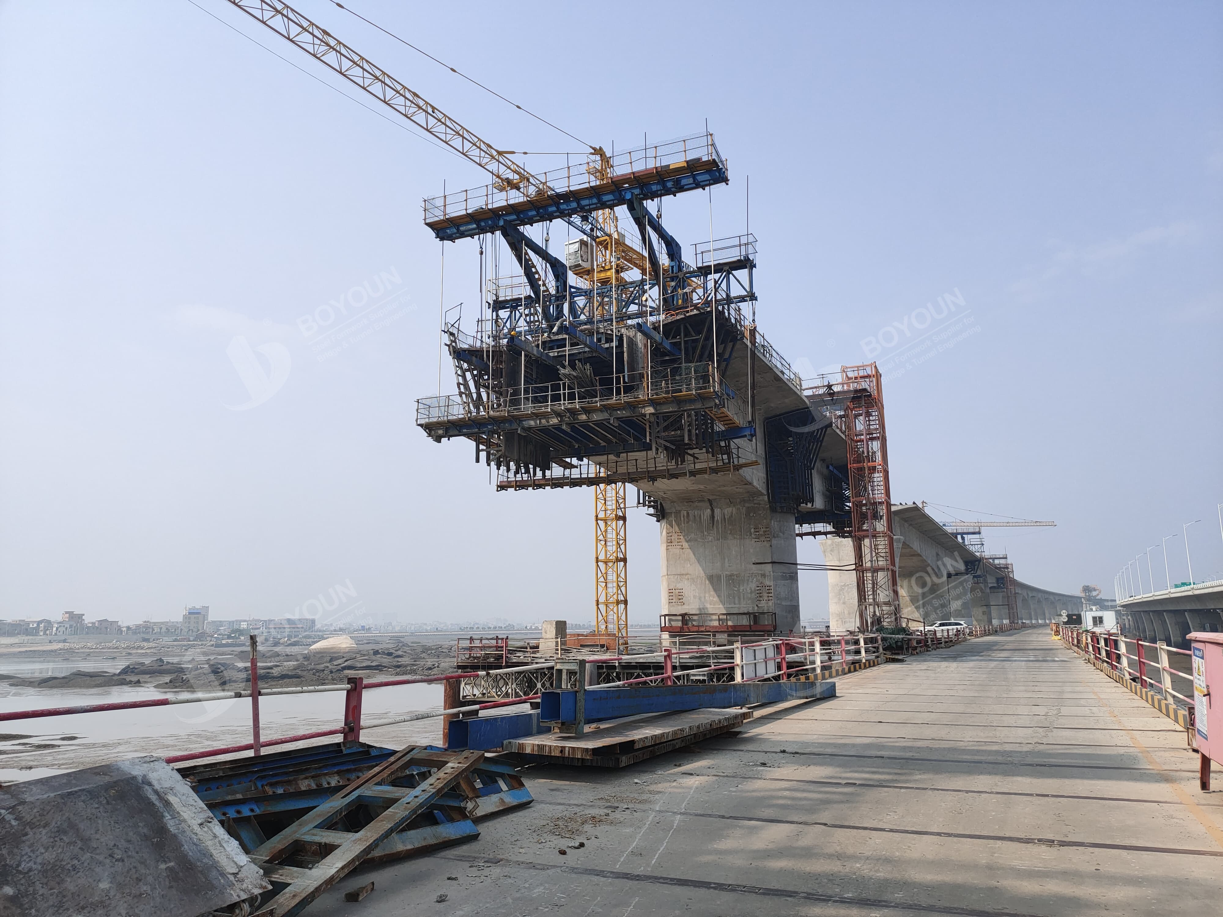 Konstruksi beton prestre terus menerus balok jembatan dengan metode penuangan Cantilever