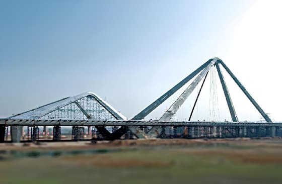 Jembatan lengkungan dari baja