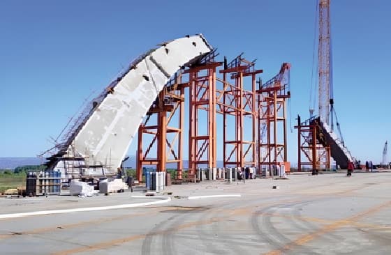 Jembatan lengkungan dari baja