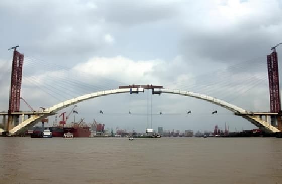 Jembatan lengkungan dari baja