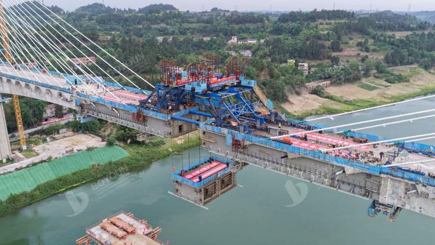 Chengdu-Dazhou-Wanzhou berkecepatan tinggi kereta api Tuojiang River Mega Bridge menyelesaikan penutupan