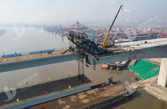 Teknik konstruksi kunci untuk kotak baja balok di konstruksi jembatan